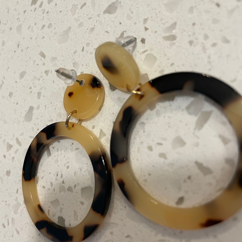Tortoise shell circle drop earrings - Picture 3 of 3